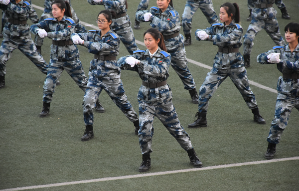 展青春風(fēng)采 揚(yáng)國威志氣——賀陽教育組織軍校式管理樣板連隊(duì)匯操表演