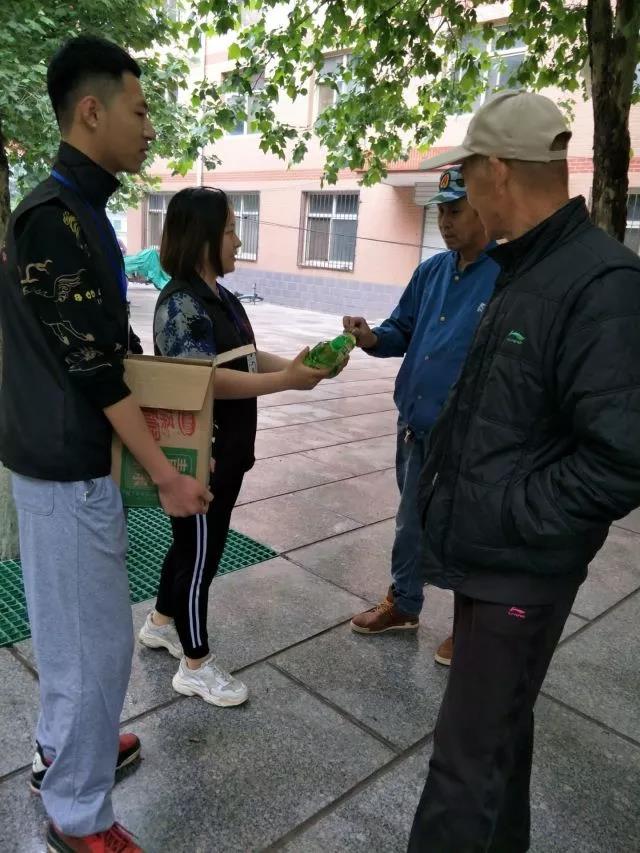 清涼夏日，用心傳遞  大心理開展公益贈飲活動