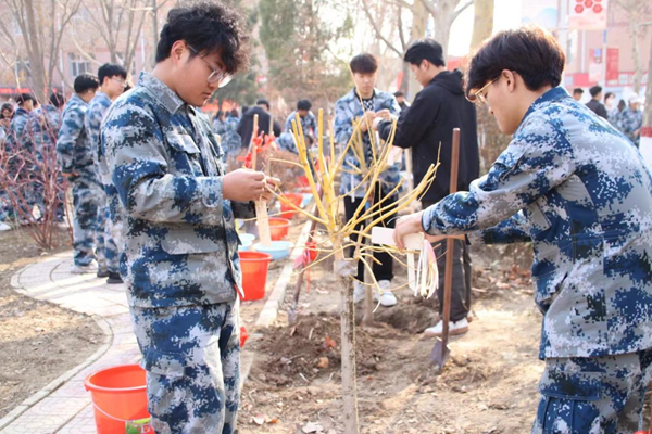 植樹(shù)節(jié)|管理學(xué)院|手植一抹綠，心栽一片林